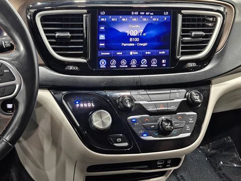 Used 2017 Chrysler Pacifica Touring-L FWD image 6