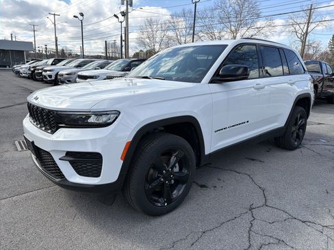 New 2025 Jeep Grand Cherokee Altitude AWD/4WD image 4