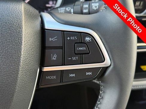 Used 2025 Toyota Highlander XLE image 21