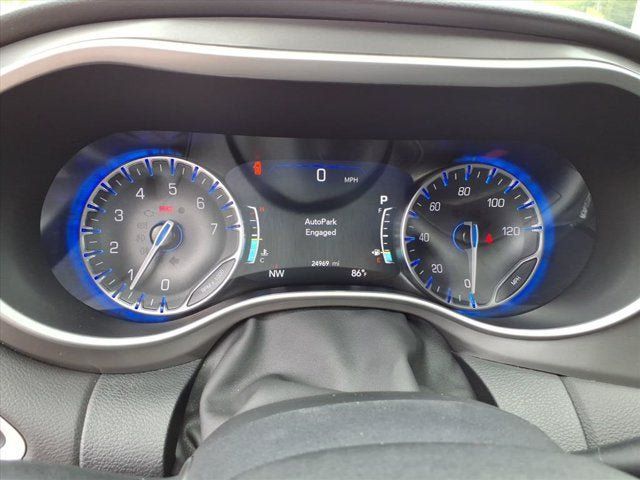 Used 2025 Chrysler Pacifica Select FWD image 15