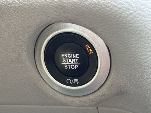 Used 2023 Chrysler Pacifica Touring-L FWD image 29