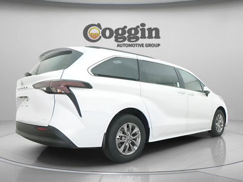 New 2026 Toyota Sienna XLE image 17