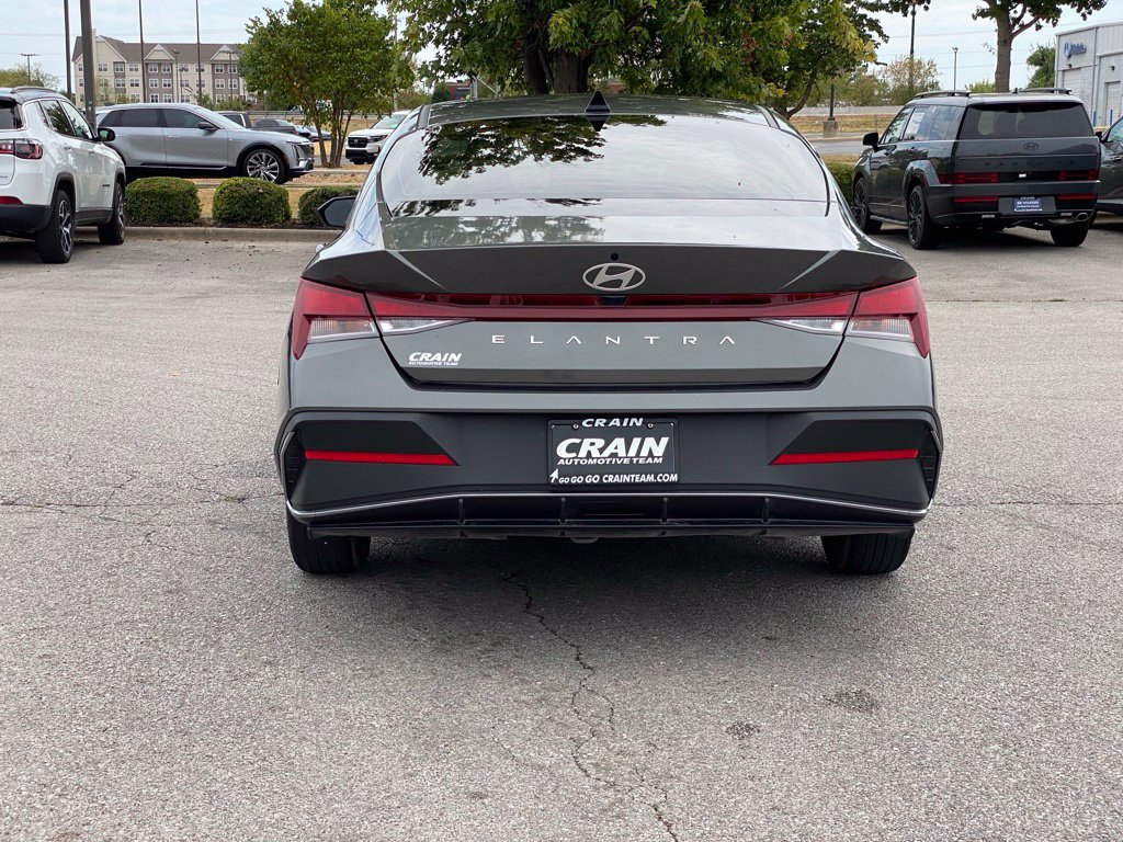 Certified 2025 Hyundai Elantra SE FWD image 6