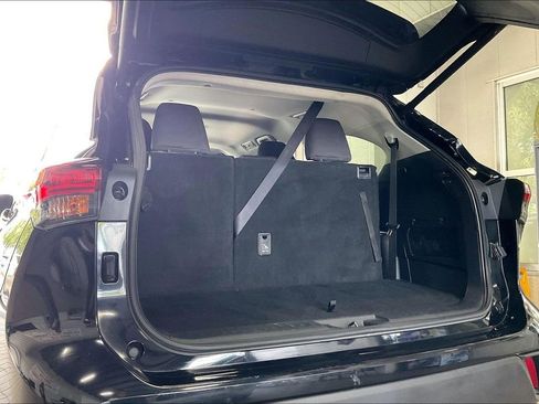 Used 2025 Toyota Highlander LE FWD image 19