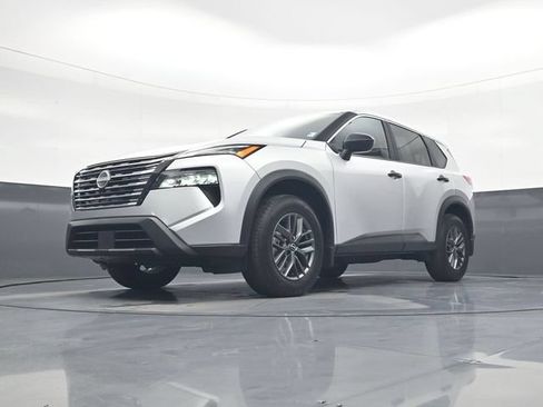 Certified 2025 Nissan Rogue S FWD image 17