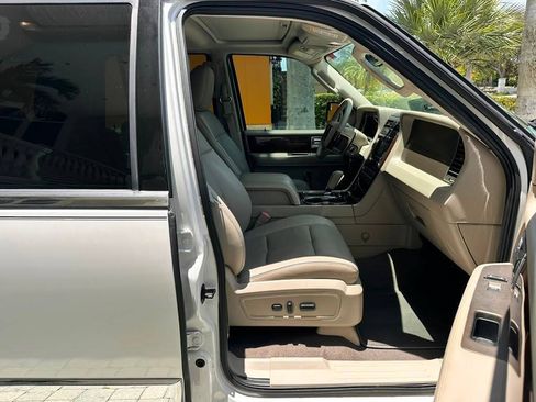 Used 2014 Lincoln Navigator 2WD image 24