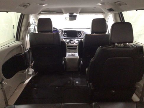 Used 2023 Chrysler Pacifica Touring-L FWD image 22