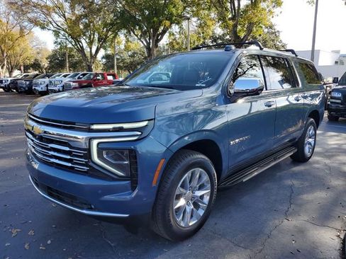 Used 2025 Chevrolet Suburban Premier RWD image 2