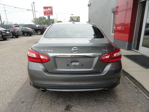 Used 2016 Nissan Altima 2.5 SV w/ Convenience Package FWD image 4