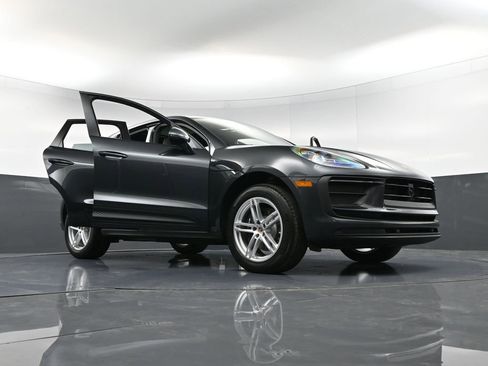 Certified 2025 Porsche Macan AWD/4WD image 38