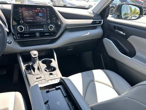 Used 2022 Toyota Highlander XLE AWD/4WD image 18