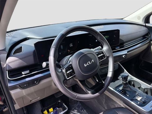 Used 2025 Kia Carnival FWD image 9
