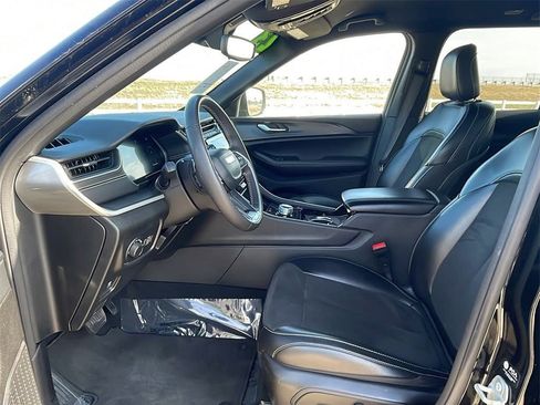 Used 2023 Jeep Grand Cherokee Altitude image 21