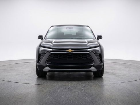 Used 2025 Chevrolet Blazer LT FWD image 2