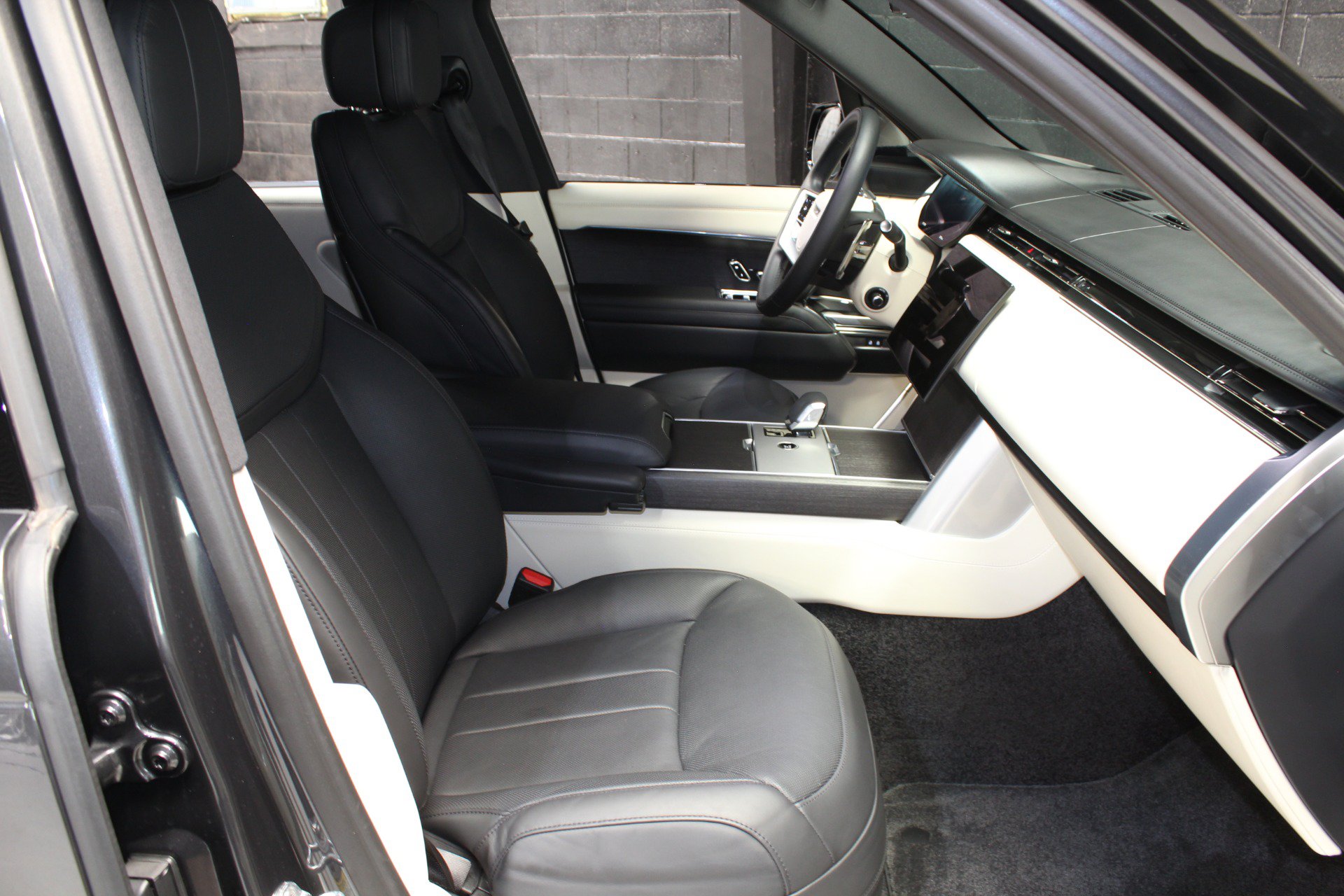 Used 2024 Land Rover Range Rover Long Wheelbase SE AWD/4WD image 52