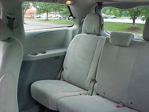 Used 2011 Toyota Sienna w/ Towing Pkg FWD image 13