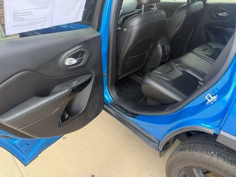 Used 2021 Jeep Cherokee Latitude Plus FWD image 17