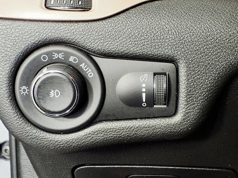 Used 2018 Jeep Cherokee Latitude w/ Altitude Package FWD image 18