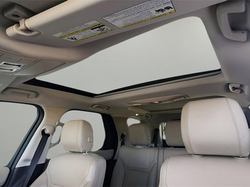 Used 2020 Land Rover Discovery Landmark image 16