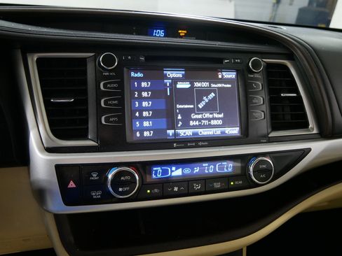 Used 2016 Toyota Highlander Plus AWD/4WD image 22