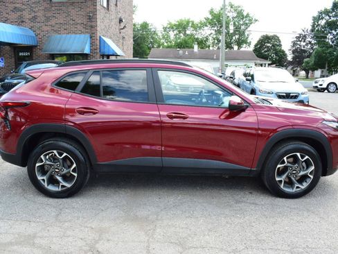 Used 2024 Chevrolet Trax LT w/ Sunroof Package FWD image 6