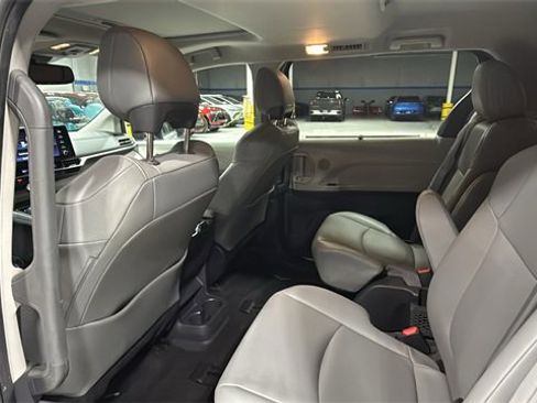Used 2022 Toyota Sienna XLE image 17