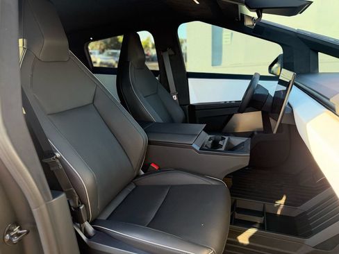 Used 2024 Tesla Cybertruck AWD Crew Cab image 42