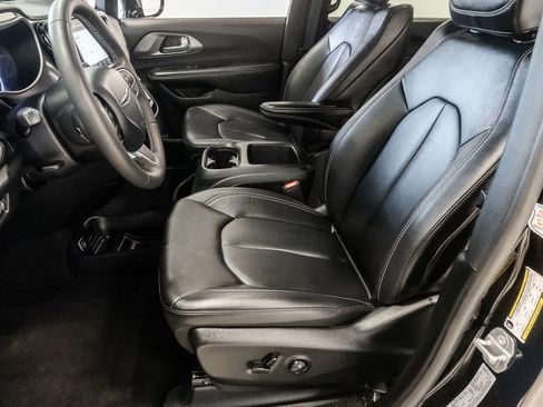 Used 2025 Chrysler Pacifica Select FWD image 10