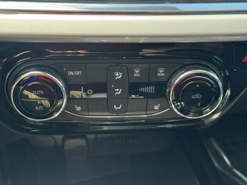 Certified 2025 Chevrolet Trax LT w/ LT Convenience Package FWD image 19