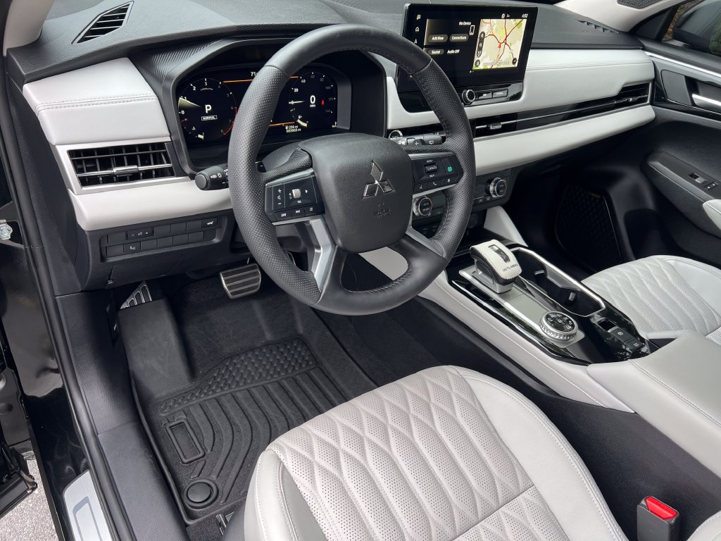 Used 2025 Mitsubishi Outlander AWD image 21
