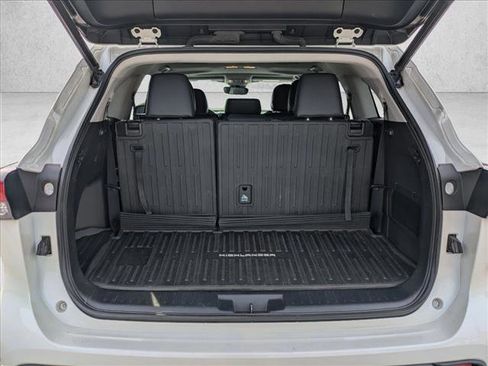 Used 2020 Toyota Highlander XLE image 7