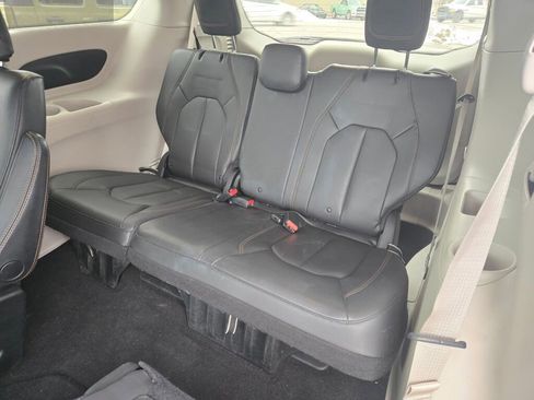 Used 2017 Chrysler Pacifica Touring-L w/ Tire & Wheel Group image 12