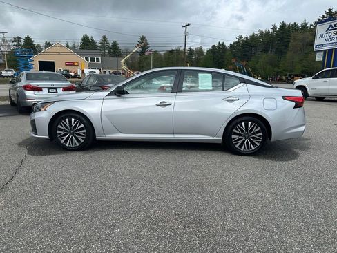 Used 2024 Nissan Altima 2.5 SV FWD image 2