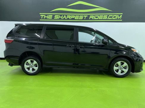Used 2019 Toyota Sienna L FWD image 11