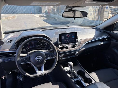 Used 2025 Nissan Altima 2.5 SV FWD image 34