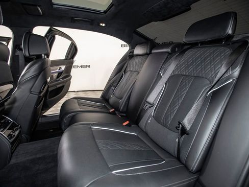 Used 2022 BMW 750i xDrive w/ Luxury Rear Seating Package image 16