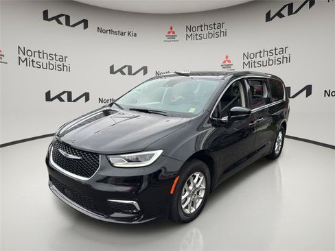 Used 2024 Chrysler Pacifica Touring-L FWD image 10