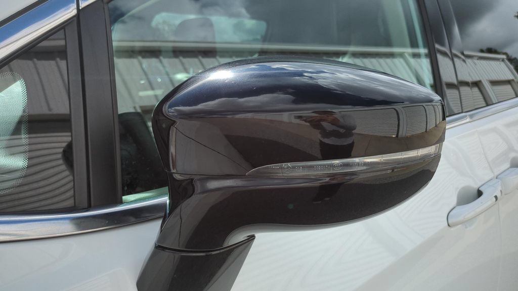 Used 2024 Chrysler Pacifica Touring-L FWD image 26