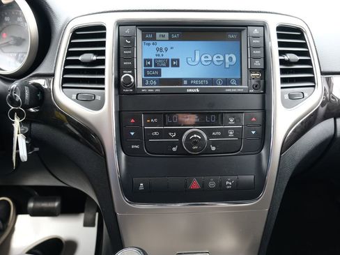 Used 2011 Jeep Grand Cherokee Laredo image 19