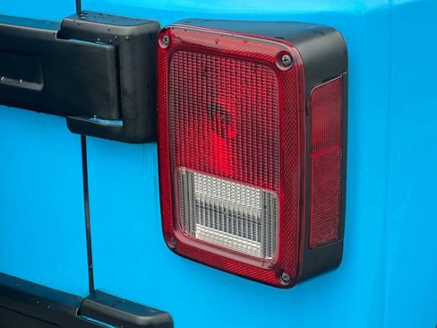 Used 2017 Jeep Wrangler Unlimited Rubicon w/ Connectivity Group image 33