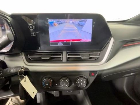 Used 2024 Chevrolet Trax RS w/ Sunroof Package FWD image 32