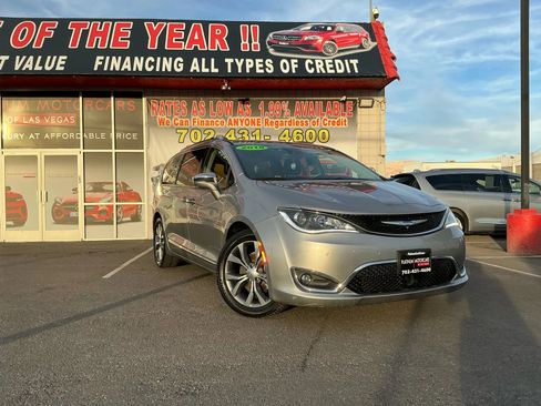 Used 2018 Chrysler Pacifica Limited w/ Tire & Wheel Group image 1