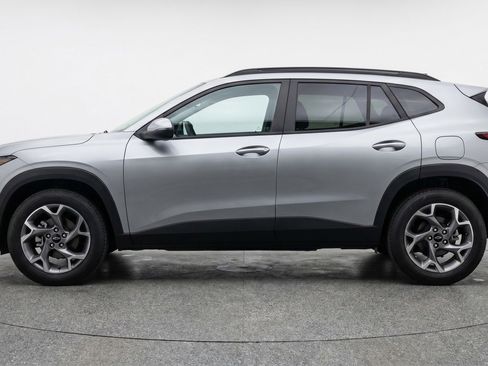 Used 2025 Chevrolet Trax LT w/ LT Convenience Package FWD image 5