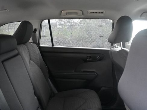 Used 2025 Toyota Highlander LE FWD image 24
