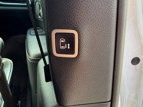 Used 2025 Chrysler Pacifica Limited FWD image 21