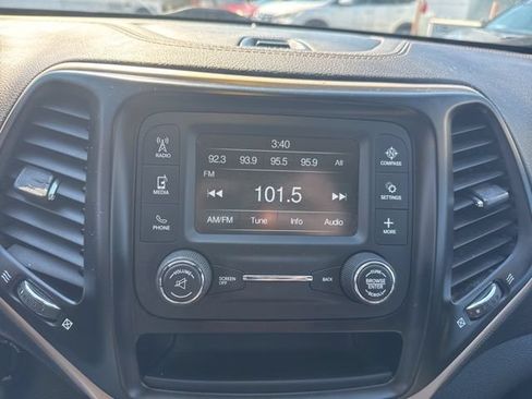 Used 2018 Jeep Cherokee Latitude w/ Altitude Package FWD image 16