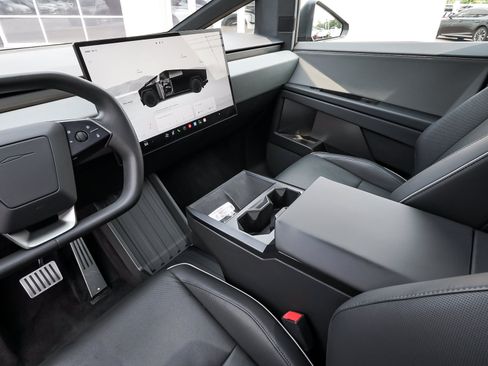 Used 2024 Tesla Cybertruck AWD Crew Cab image 27