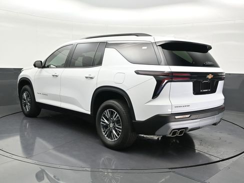 Used 2024 Chevrolet Traverse LT image 3