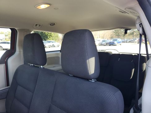 Used 2020 Dodge Grand Caravan SE w/ UConnect Hands-Free Group image 10