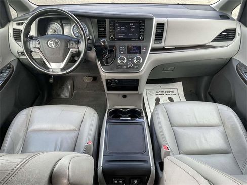 Used 2018 Toyota Sienna XLE image 11